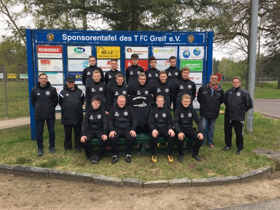 B-Junioren knacken die 100-Tore-Marke &amp; werden mit neuen Trainingsanzügen ausgestattet
