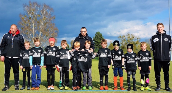 Ostergeschenk: F-Junioren mit neuen Shirts ausgestattet